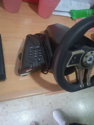 Volante y Pedales PS4 Thrustmaster