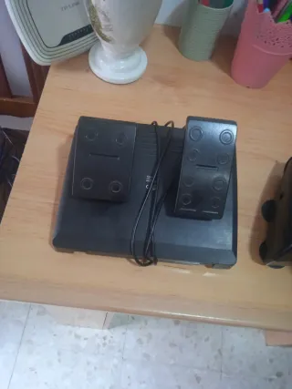 Volante y Pedales PS4 Thrustmaster