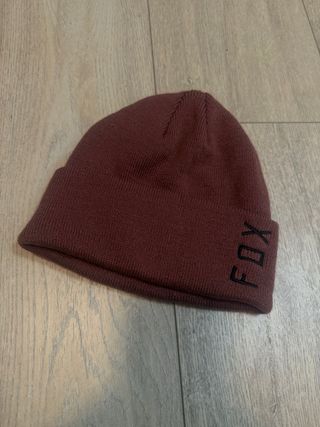 Gorro Fox color rosa apagado, sin estrenar