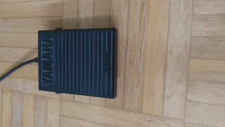 Teclado Yamaha PSR-E353 con patas y pedal