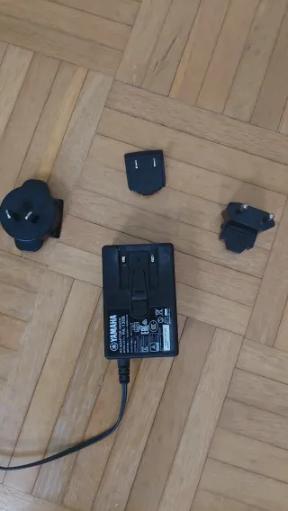 Teclado Yamaha PSR-E353 con patas y pedal