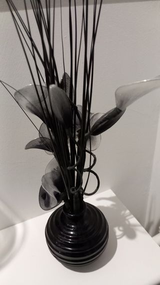 Vaso nero con fiori in tulle