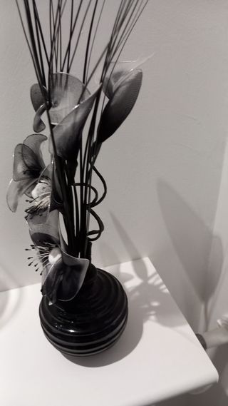 Vaso nero con fiori in tulle