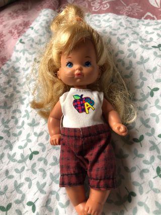 Muñeca Barbie con shorts y camiseta