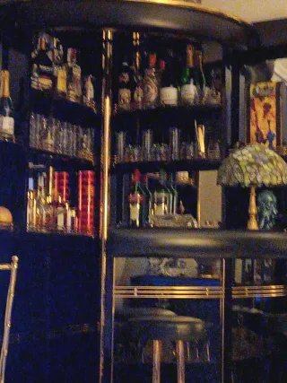 Bar esquinero con barra y 2 banquetas