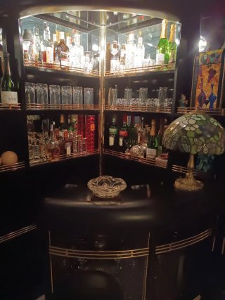 Bar vintage esquinero con barra y 2 banquetas