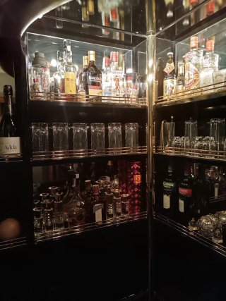 Bar vintage esquinero con barra y 2 banquetas