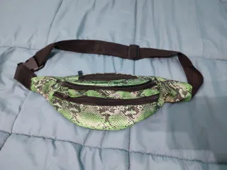 Riñonera Piel Serpiente Sintética Verde Negra