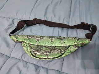 Riñonera Piel Serpiente Sintética Verde Negra