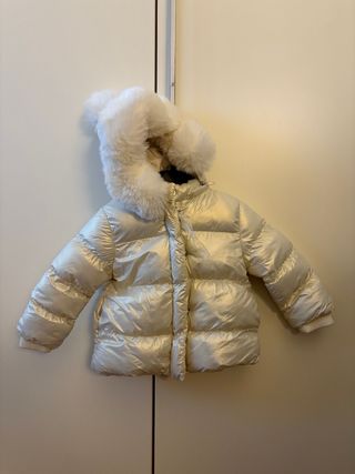 Piumino bianco con cappuccio e pelliccia