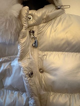 Piumino bianco con cappuccio e pelliccia