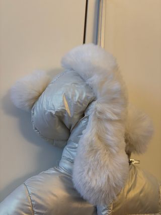Piumino bianco con cappuccio e pelliccia