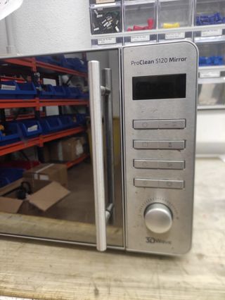 Microondas plateado en buen estado