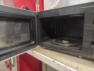 Microondas plateado en buen estado