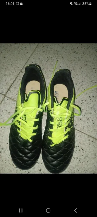 Bambas de fútbol negras y verdes