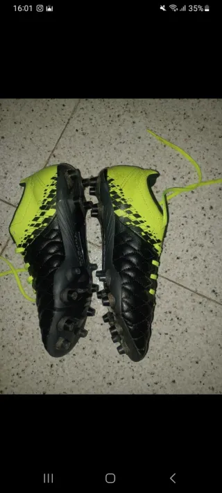 Bambas de fútbol negras y verdes