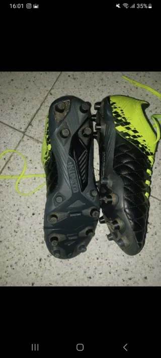 Bambas de fútbol negras y verdes