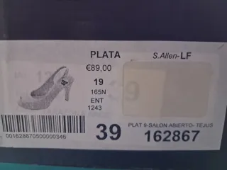 Zapatos de fiesta de mujer, con diseño elegante.