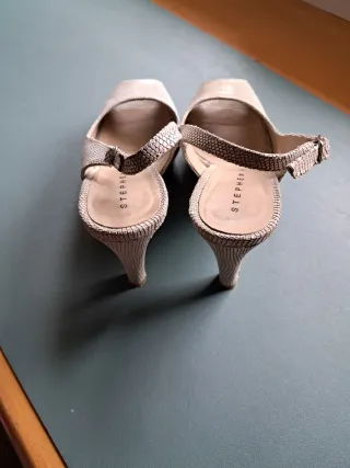 Zapatos de fiesta de mujer, con diseño elegante.