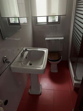 Baño completo: lavabo, inodoro y ducha