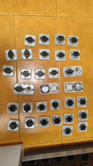 14 Interruptores y 15 Enchufes Simon 31