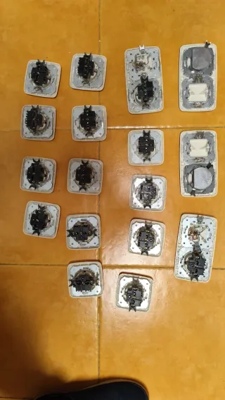 14 Interruptores y 15 Enchufes Simon 31