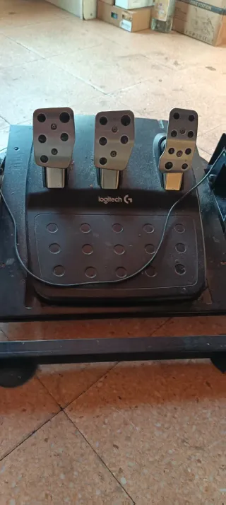 Volante Logitech con pedales y marcha