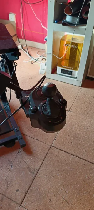 Volante Logitech con pedales y marcha