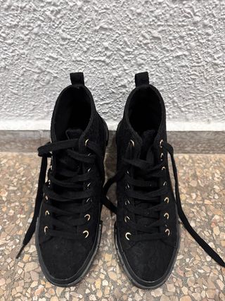 Zapatillas altas negras con cordones