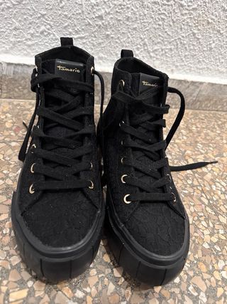 Zapatillas altas negras con cordones