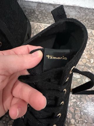 Zapatillas altas negras con cordones