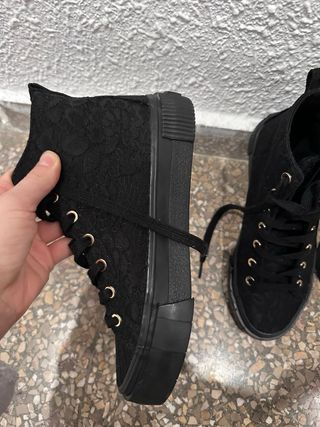 Zapatillas altas negras con cordones