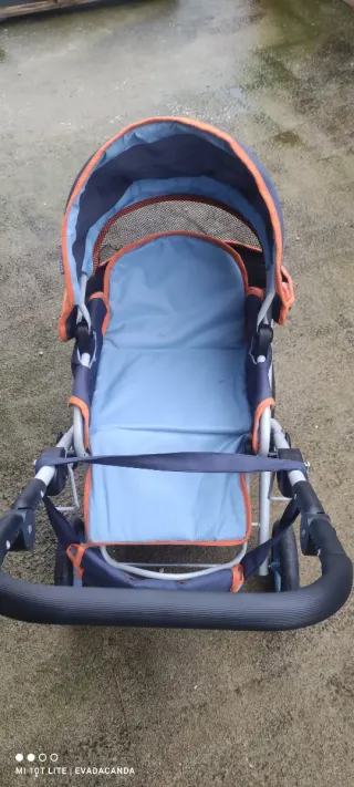 Carrito de muñecas azul y naranja. Juguettos