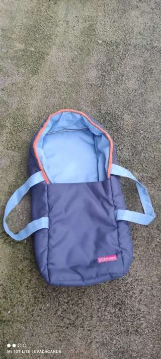 Carrito de muñecas azul y naranja. Juguettos