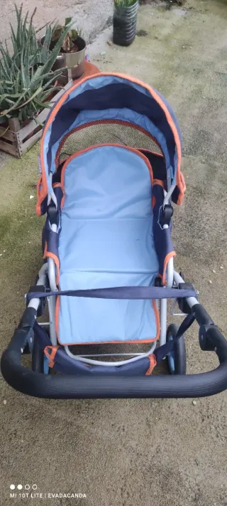 Carrito de muñecas azul y naranja. Juguettos