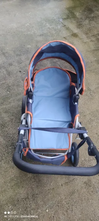 Carrito de muñecas azul y naranja. Juguettos