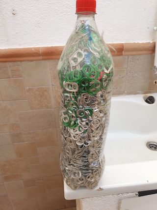 9 Botellas con chapitas de latas