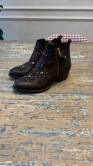 Botines de piel con tachuelas doradas