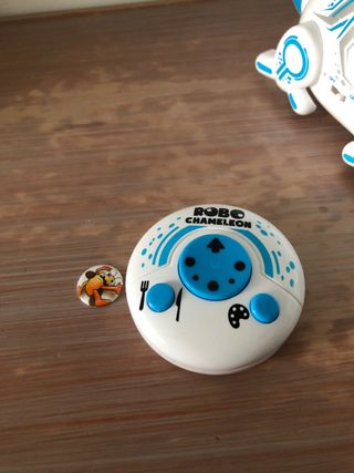 Camaleón RC que come insectos