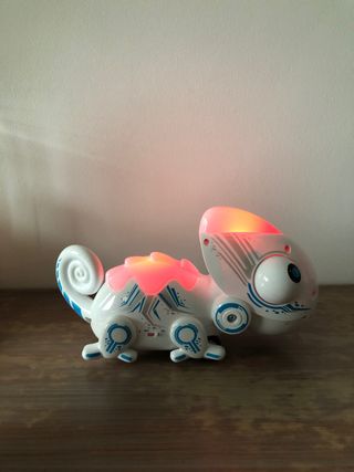 Camaleón RC que come insectos