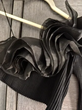 Blusa negra con organza