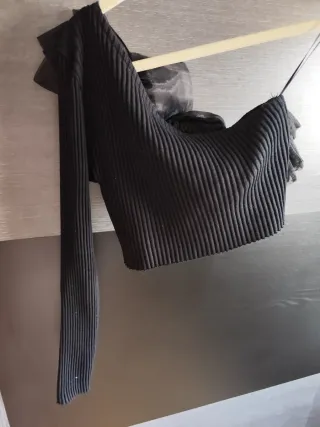 Blusa negra con organza