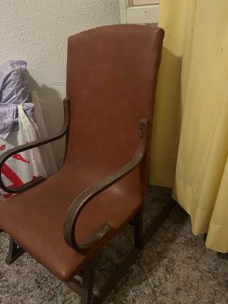 Sedia a dondolo in pelle e legno