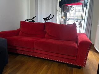 Sofá de terciopelo rojo elegante