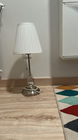 Lámpara de mesa Ikea plateada y blanca