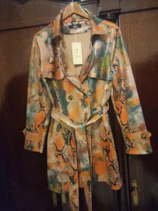 Gabardina estampada verde y naranja