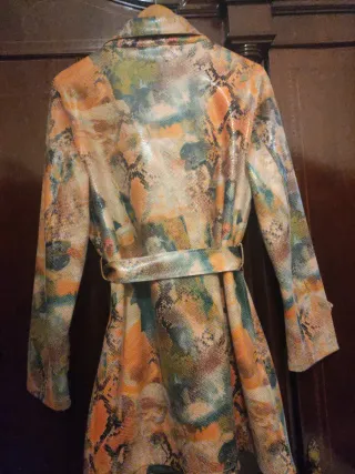 Gabardina estampada verde y naranja