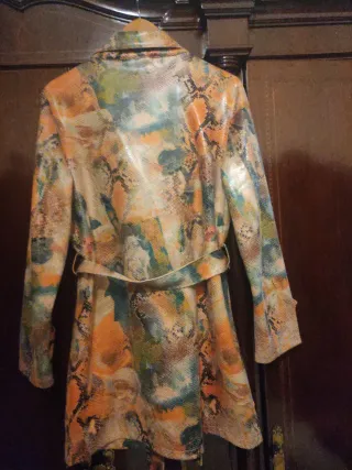 Gabardina estampada verde y naranja