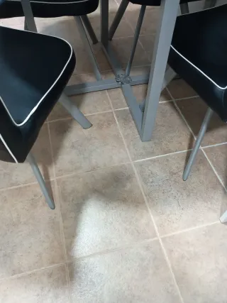 Mesa de cristal con sillas