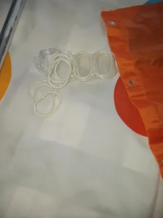 Cortinas baño 12 € .Regalo la barra y las anillas